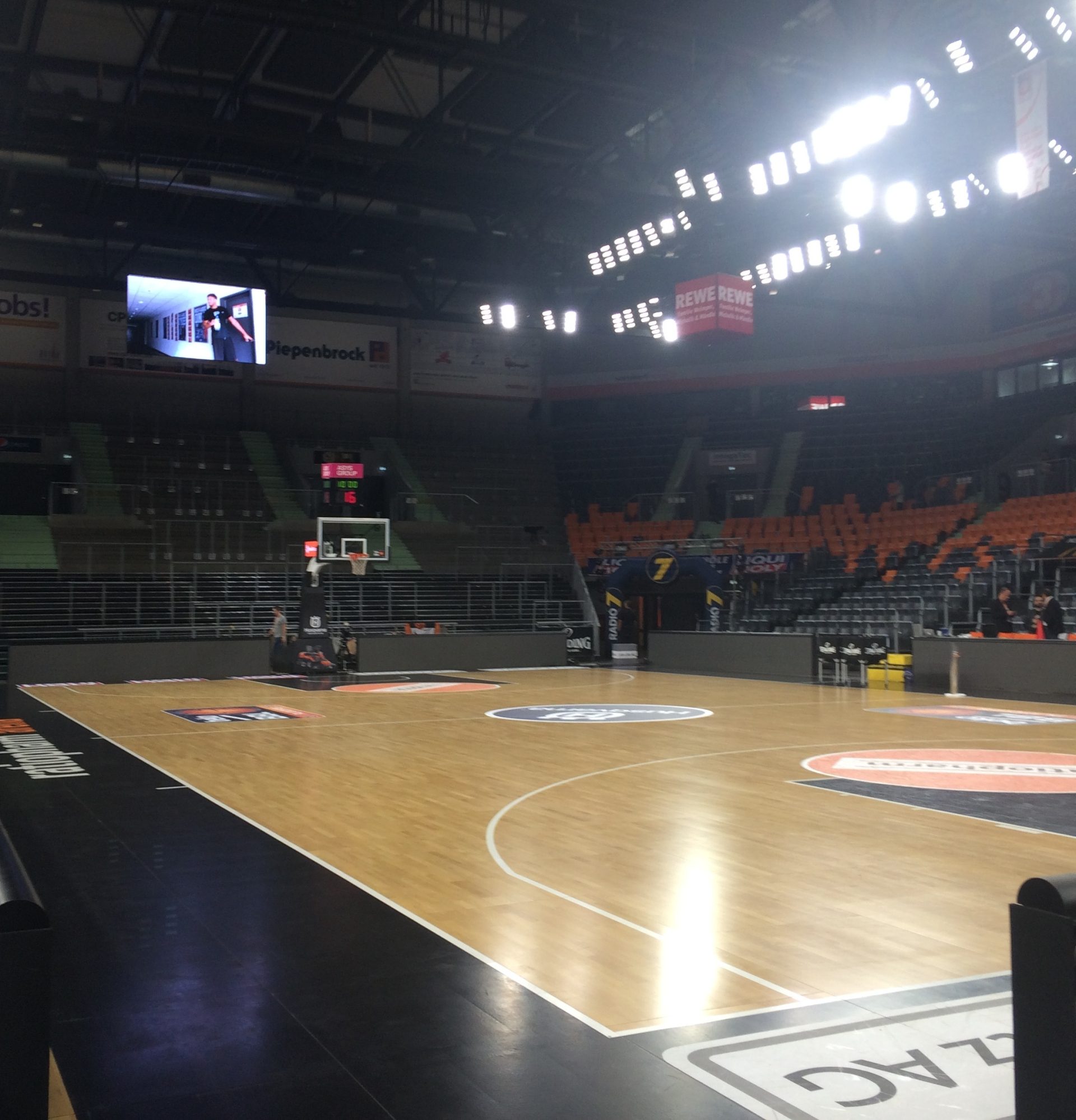 Nationalhymne in der Ratiopharm Arena Neu-Ulm